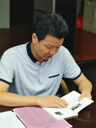5.胡鏡清同志在黨員學(xué)習(xí)日上講《跨越時(shí)空的初心--蘇區(qū)會(huì)昌紅色故事》.jpg